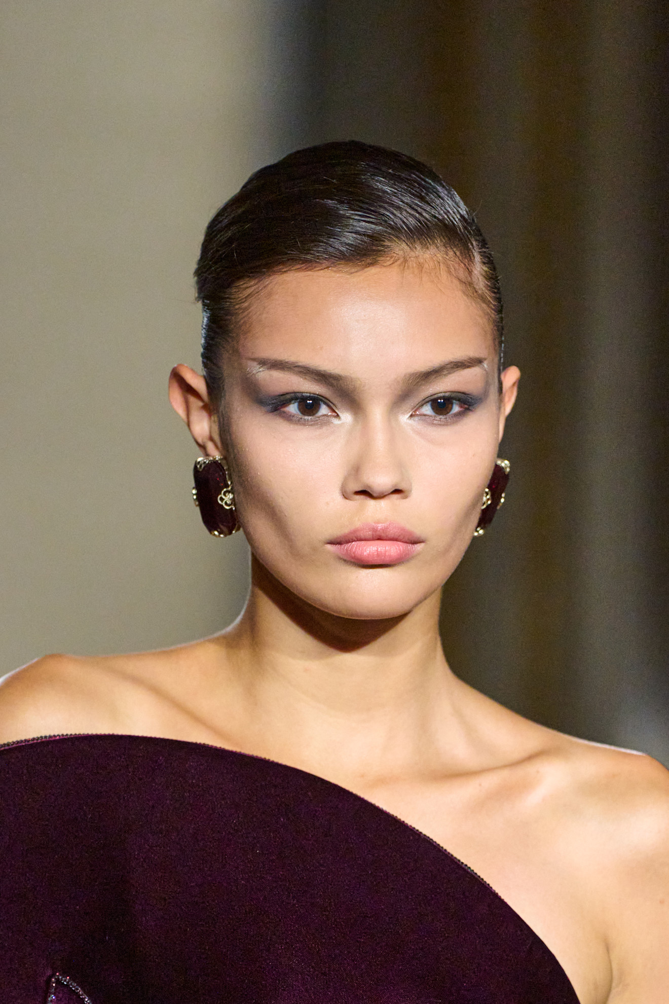 تسريحات شعر الكعكة المنخفضة مع الغرة من دار Armani Prive